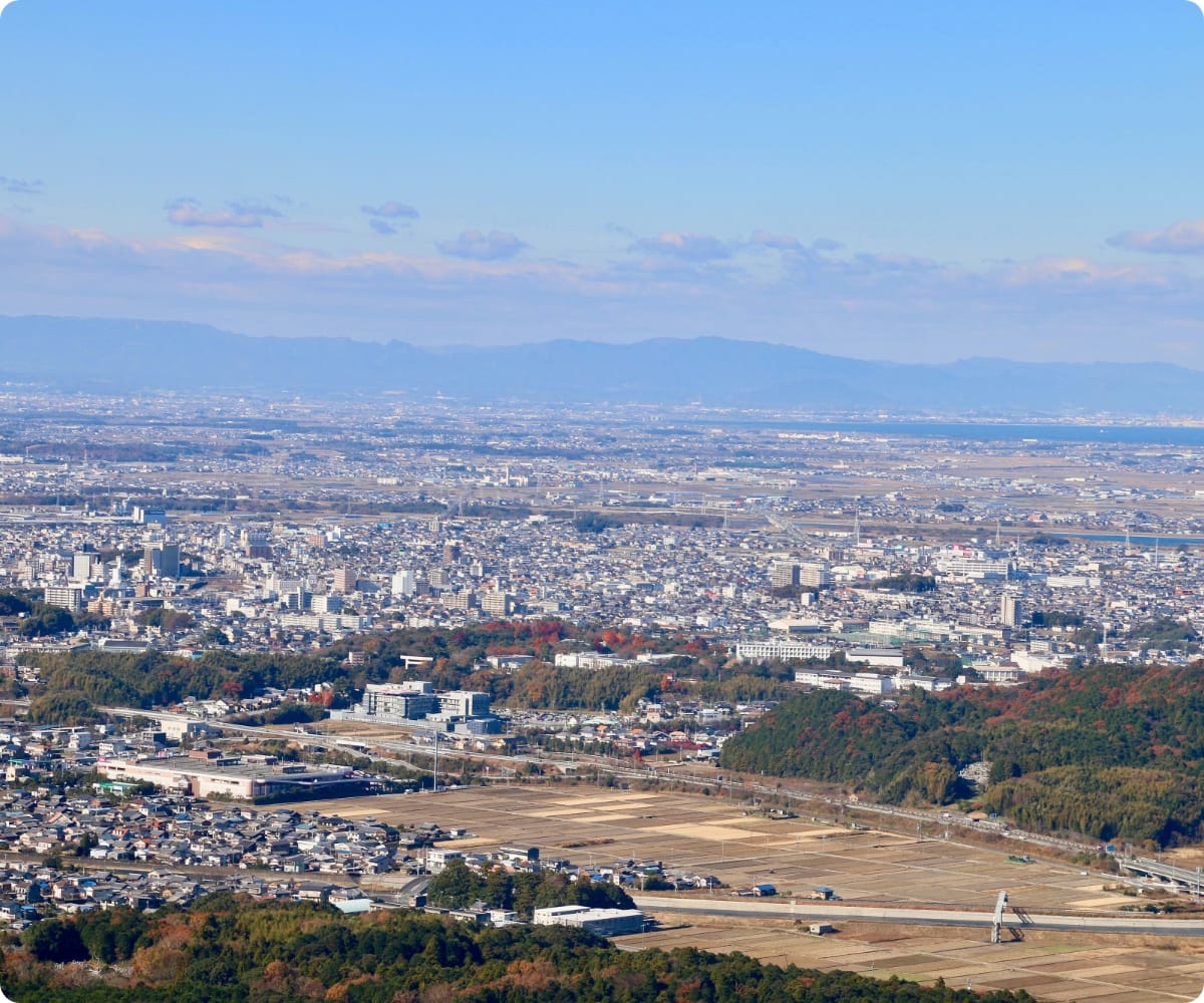 広大な都市の景色が広がる晴れて明るい日の風景
