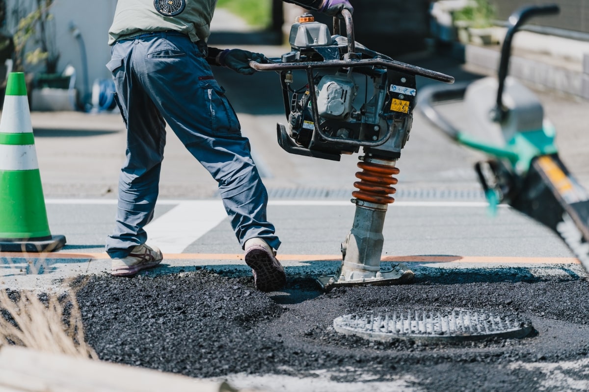 道路舗装の工事現場の写真です
